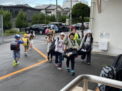 天気は少し曇りですが、弾ける笑顔で登校してくれました。がんばるぞ！