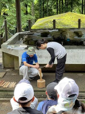 まきの割り方指導中